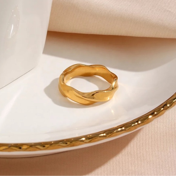 New Minimalist 18k Gold Ocean Wave Shape Ring - Picture 6 of 8